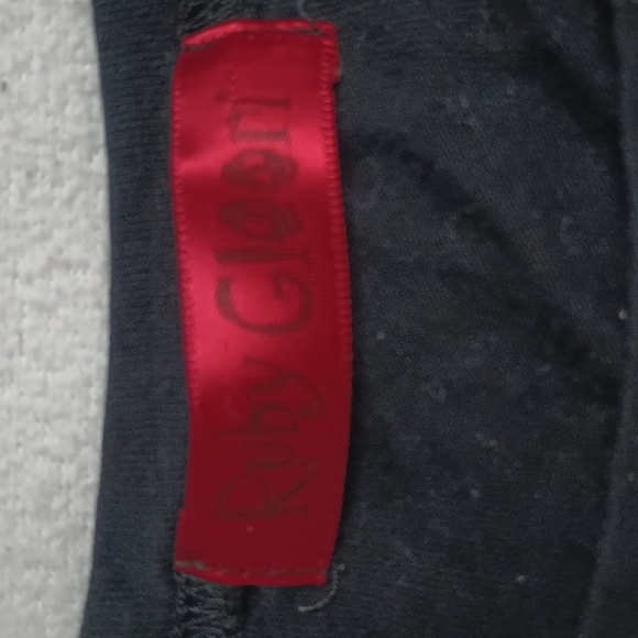 Small black skull t-shirt with red rhinestone crown - Picture 2 of 5